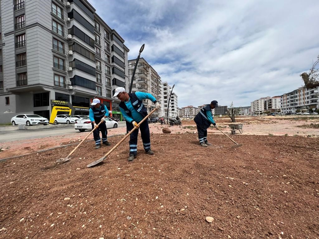 PARK VE BAHÇELER İLE MESİRE ALANLARINDA YAZ HAZIRLIKLARINA BAŞLANDI.