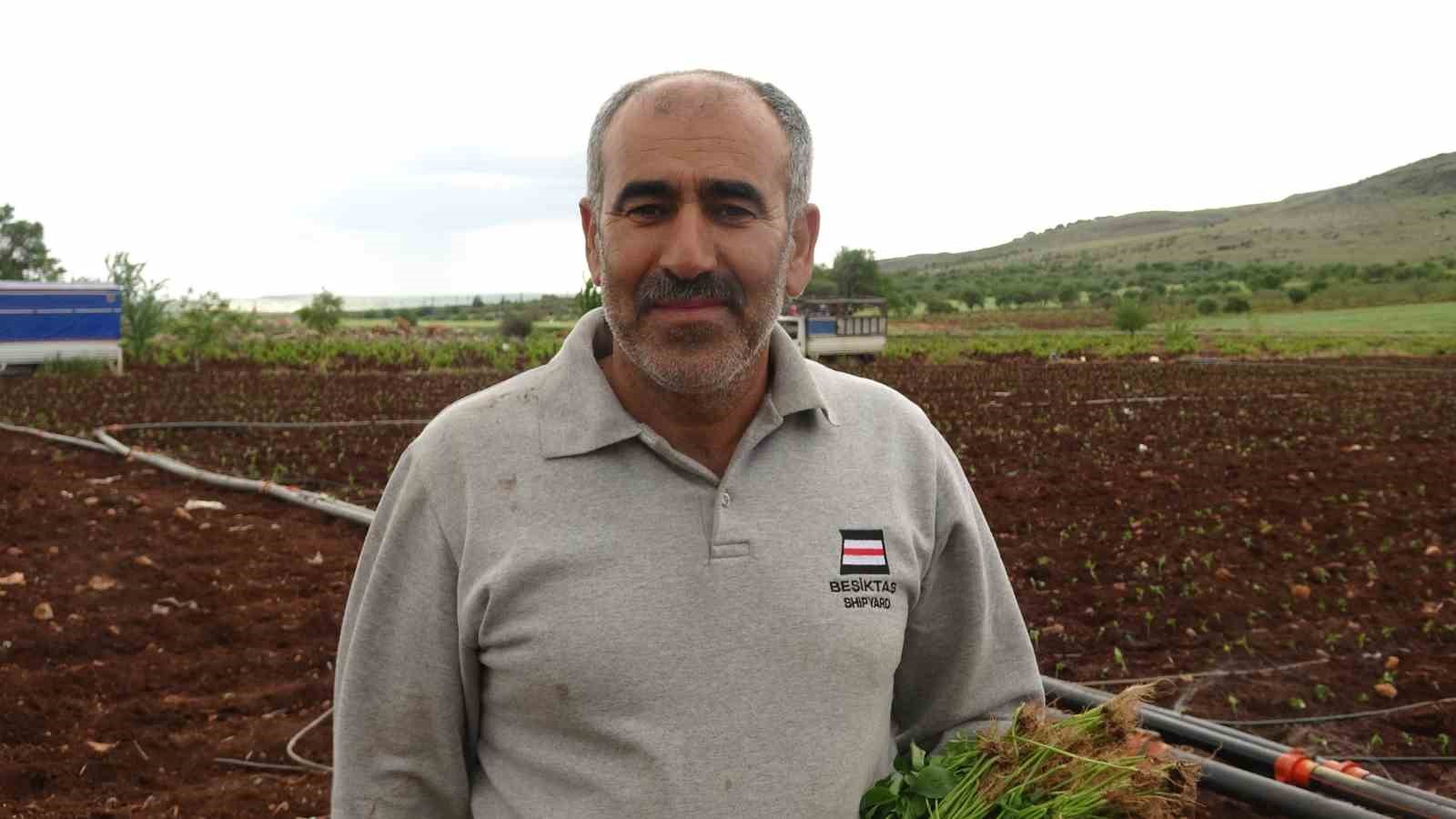 ÇİFTÇİ MUSTAFA YILAN, İŞÇİ BAYRAMINDA ÇALIŞTIKLARINI İFADE EDEREK, ‘‘ZOR ŞARTLARDA