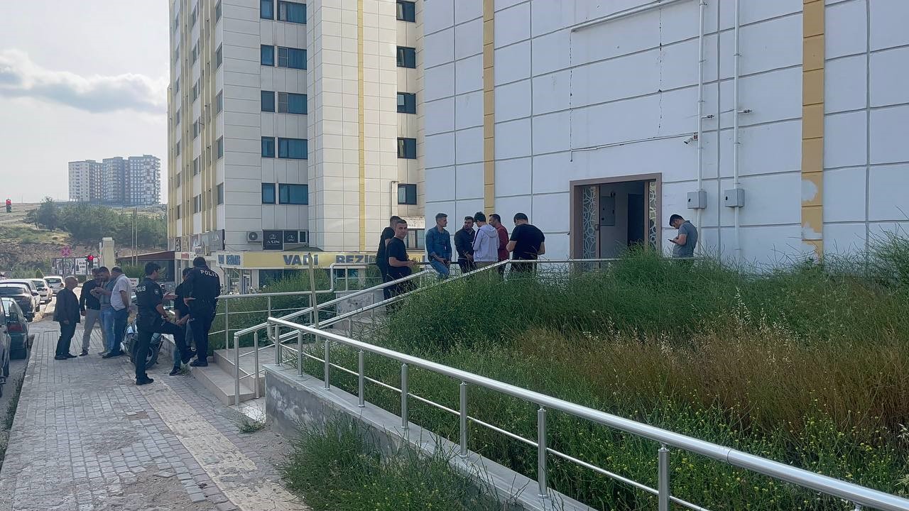 KİLİS’TE VANLI MÜTEAHHİT 6 YERİNDEN BIÇAKLANARAK ÖLDÜRÜLDÜ.