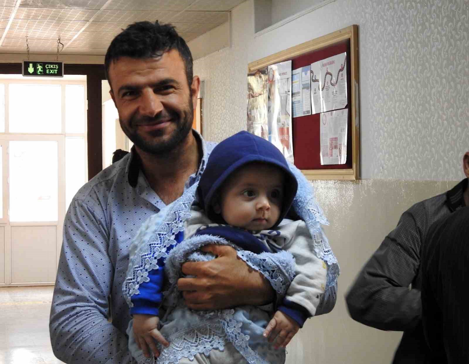 SABAH SAATLERİNDE OY VERMEYE GELEN VATANDAŞLAR GEREKLİ KONTROLLERİN ARDINDAN SANDIK