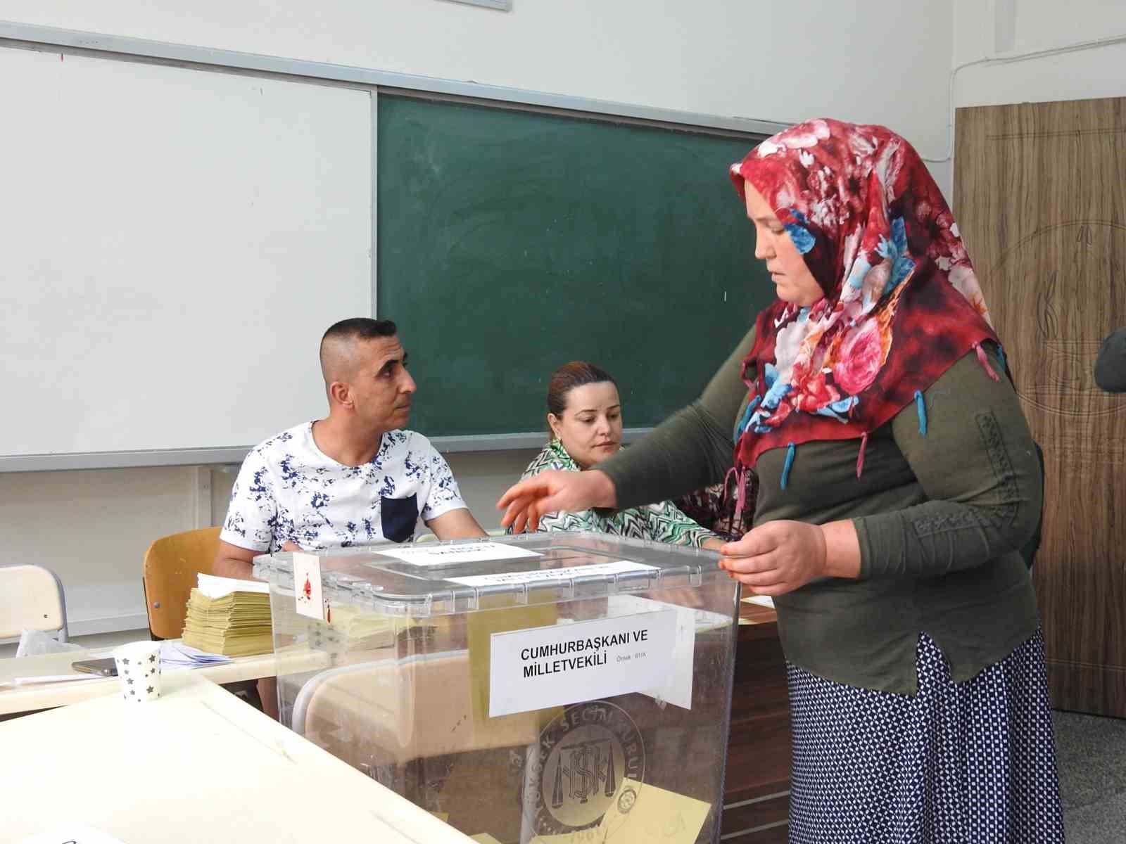 KİLİS'TE SABAH SAATLERİNDEN İTİBAREN OKULLARA GİTMEYE BAŞLAYAN VATANDAŞLAR OYLARINI KULLANIYOR.