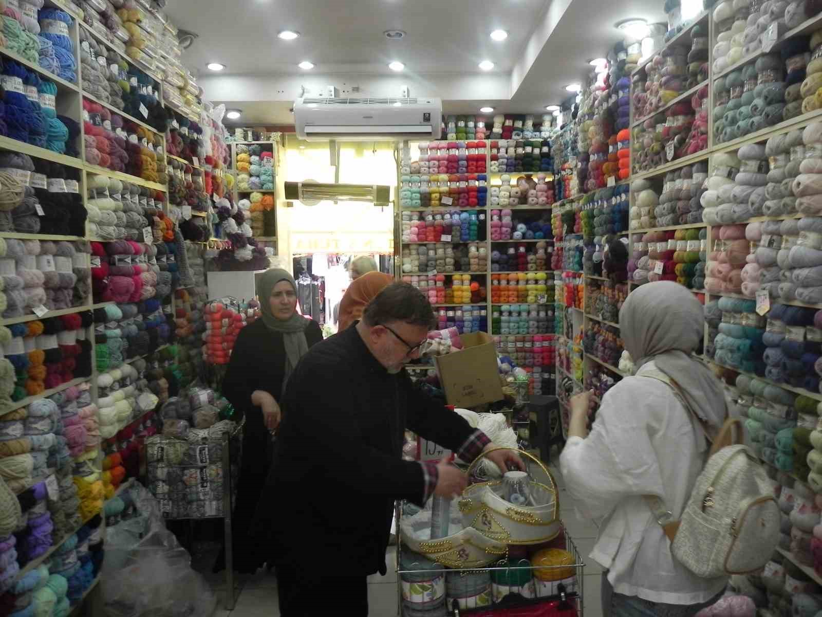 TUHAFİYECİLERDE KINA GECESİNİN TEMEL MALZEMELERİNDEN OLAN KINA, HAVLU, MUM, MAYTAP