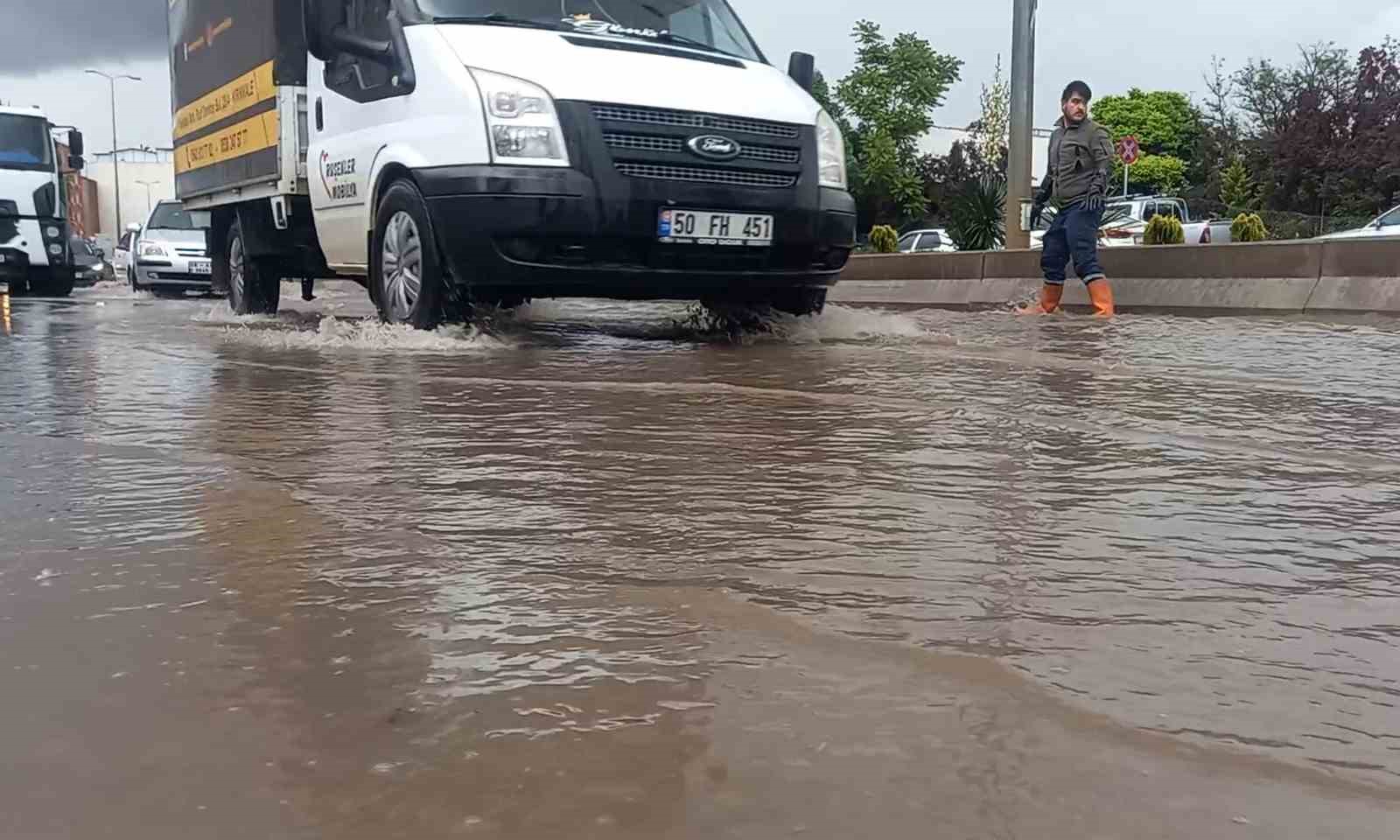Kırıkkale’de aniden bastıran yağışta caddeler göle döndü