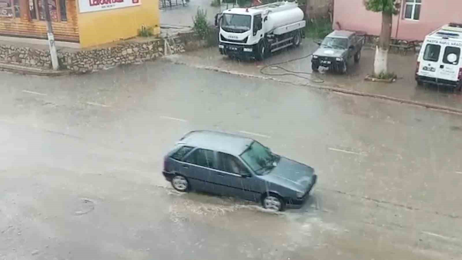 KIRIKKALE'NİN ÇELEBİ İLÇESİNDE ETKİLİ OLAN DOLU VE SAĞANAK YAĞIŞ HAYATI