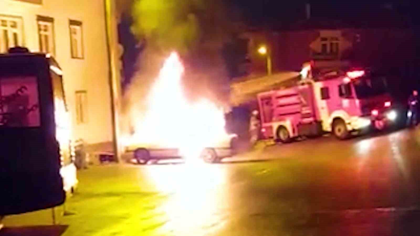KIRIKKALE'DE GECE SAATLERİNDE ALEVLERE TESLİM OLAN PARK HALİNDEKİ OTOMOBİL KULLANILAMAZ