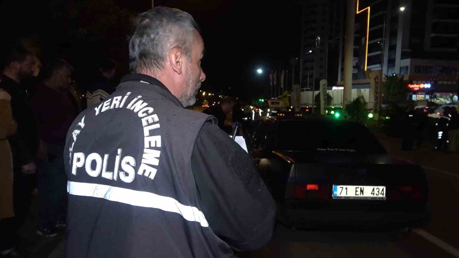 KIRIKKALE'DE GECE SAATLERİNDE YOLUN KARŞINA GEÇERKEN OTOMOBİLİN ÇARPTIĞI KADIN HAYATINI