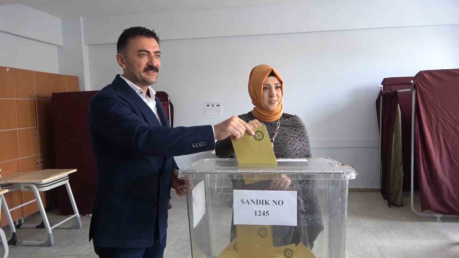 VALİ BÜLENT TEKBIYIKOĞLU'DA OY KULLANMAK İÇİN EŞİ ARZU TEKBIYIKOĞLU VE