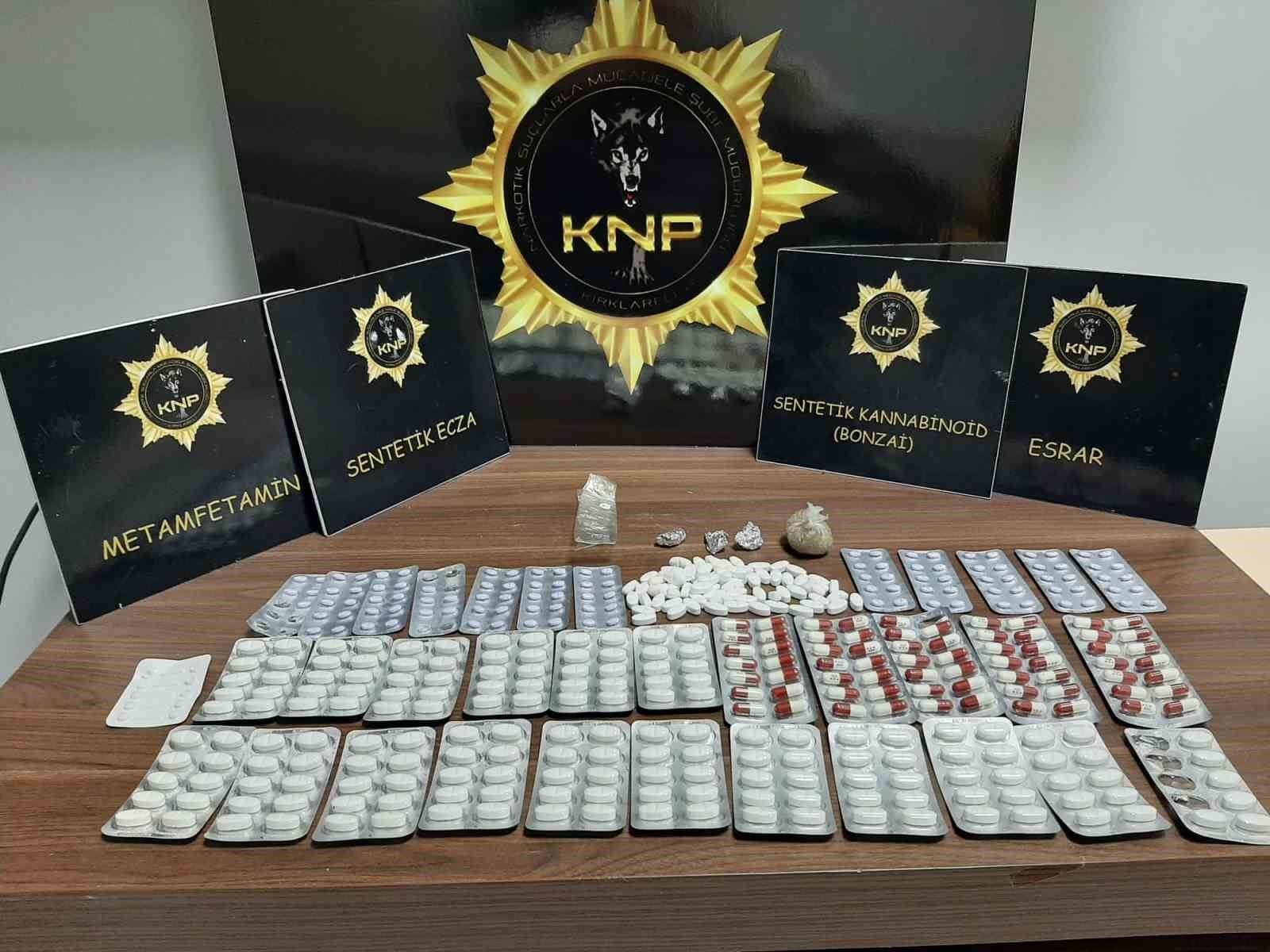 ŞÜPHELİLERİN EVLERİ VE İŞ YERLERİNDE YAPILAN ARAMADA; 433 GRAM BONZAİ,