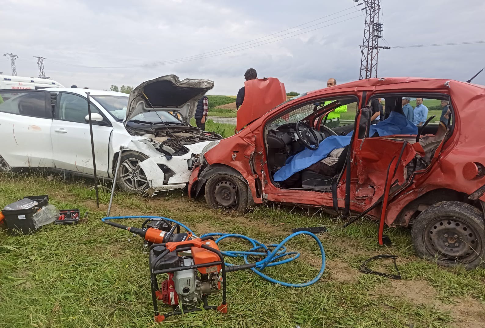 2 OTOMOBİL KAFA KAFAYA ÇARPIŞTI: 1 ÖLÜ 4 YARALI