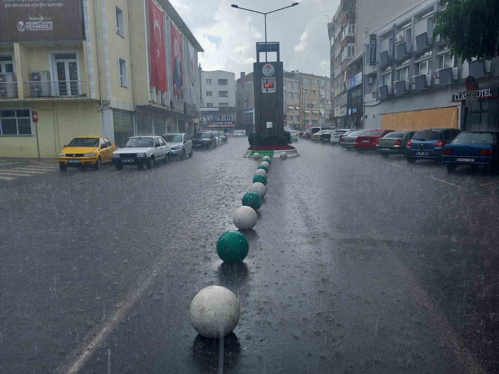 KIRKLARELİ’NDE ETKİLİ OLAN SAĞANAK YAĞIŞ SEBEBİYLE CADDE VE SOKAKLARDA SU