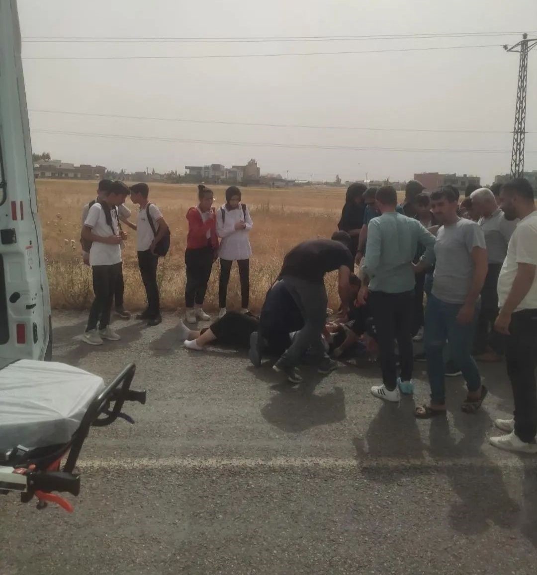 MARDİN'İN KIZILTEPE İLÇESİ ANADOLU LİSESİ ÇIKIŞINDA OKUL SERVİSİ BİR ÇOCUĞA