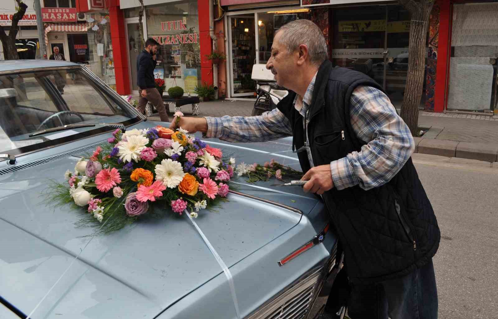 ESKİŞEHİR’DE YILLARIN ÇİÇEKÇİSİ HASAN BAHÇECİ, DÜĞÜN SEZONA GİRİŞ YAPILMASIYLA BİRLİKTE