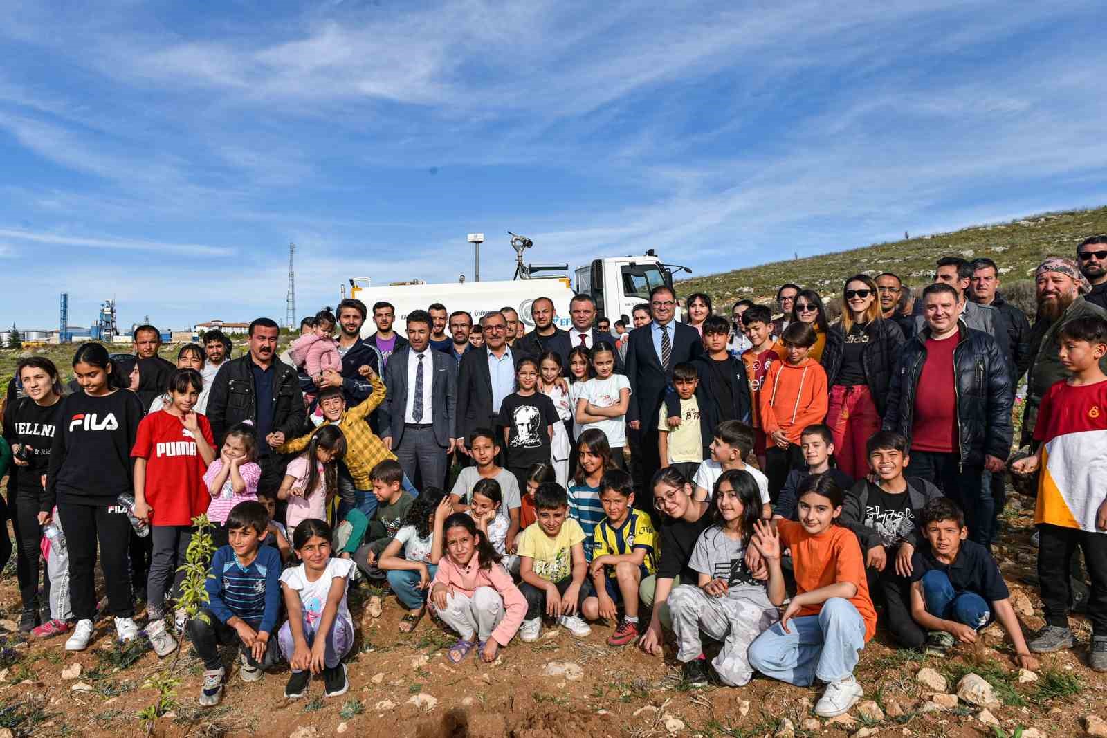 KARAMANOĞLU MEHMETBEY ÜNİVERSİTESİ (KMÜ) SPOR BİLİMLERİ FAKÜLTESİ TARAFINDAN FİDAN DİKİM