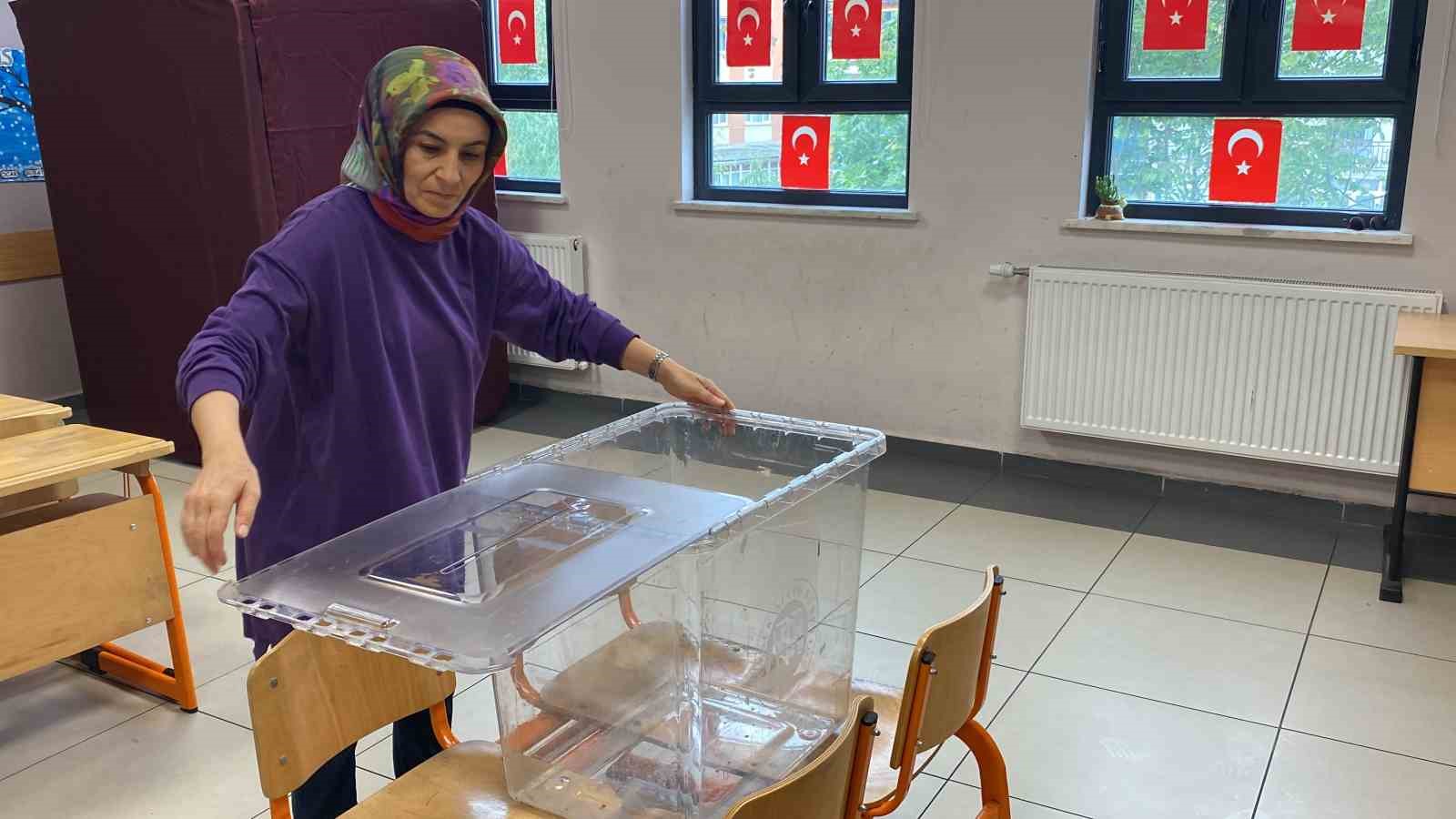 CUMHURBAŞKANI SEÇİMİ İKİNCİ TUR OYLAMASI İÇİN KOCAELİ'DE SANDIKLAR KURULMAYA BAŞLANIRKEN