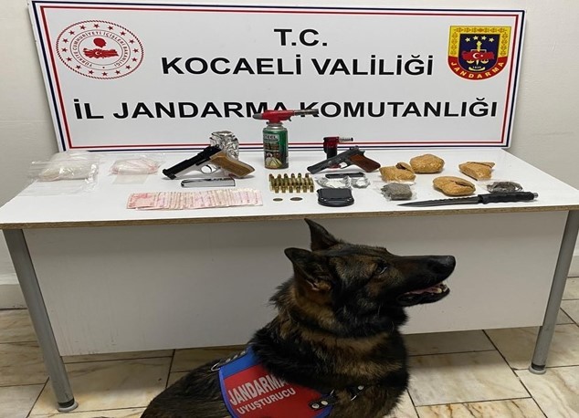 KOCAELİ'NİN KARAMÜRSEL İLÇESİNDE JANDARMA EKİPLERİNİN BİR EVE DÜZENLEDİĞİ OPERASYONDA 500