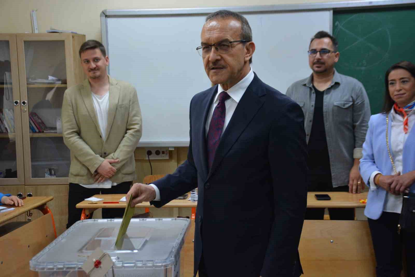 CUMHURBAŞKANLIĞI SEÇİMLERİNİN İKİNCİ TURUNDA İZMİT’TE OY KULLANAN KOCAELİ VALİSİ SEDDAR