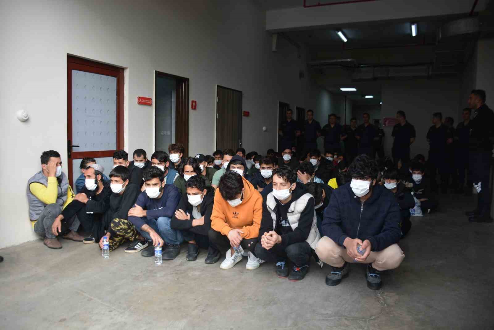 KOCAELİ'DE 137 AFGAN UYRUKLU GÖÇMEN SINIR DIŞI EDİLİYOR
