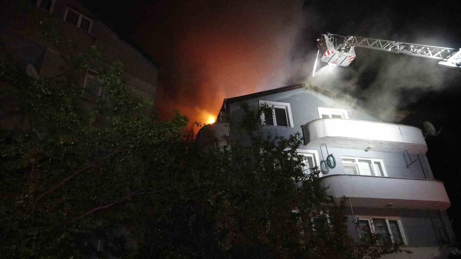 KOCAELİ’NİN KÖRFEZ İLÇESİNDE 4 KATLI APARTMANIN ÇATISINDA ALEVLİ ŞEKİLDE YANGIN