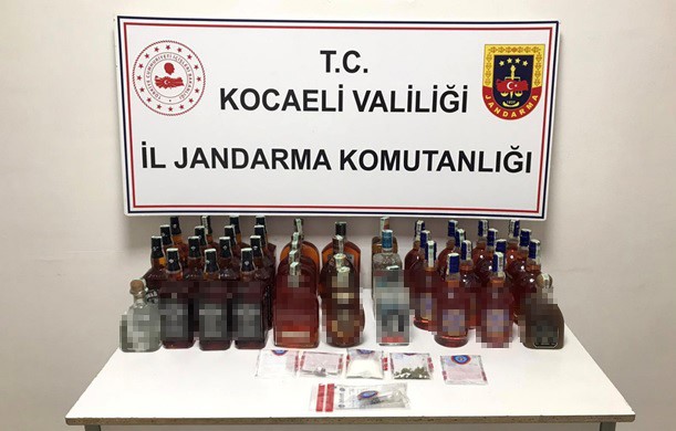 KOCAELİ'NİN KARAMÜRSEL İLÇESİNDE UYUŞTURUCU VE GÜMRÜK KAÇAĞI ALKOL ELE GEÇİRİLDİ.