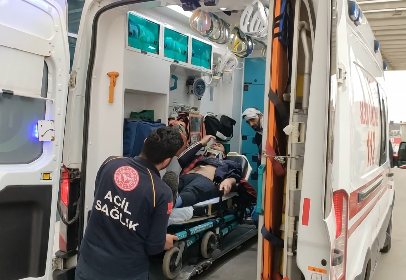 KOCAELİ'NİN ÇAYIROVA İLÇESİNDE 2 SERVİS ARACININ KAFA KAFAYA ÇARPIŞMASI NETİCESİNDE