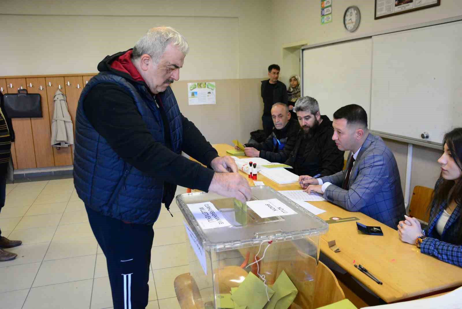 KOCAELİ’DE OY VERME İŞLEMLERİ İÇİN VATANDAŞLAR ERKEN SAATLERDEN İTİBAREN SANDIKLARA