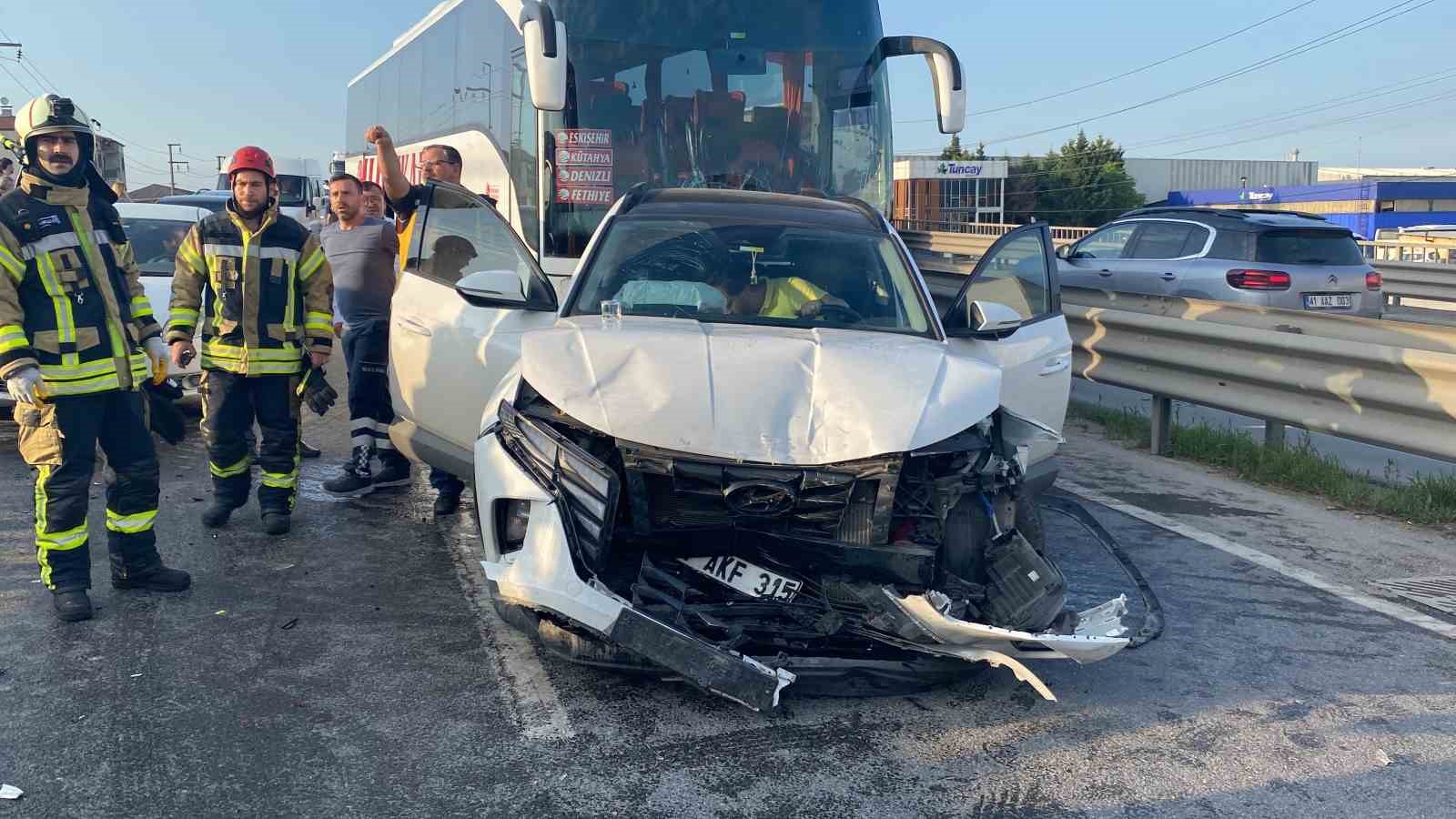 KOCAELİ'NİN İZMİT İLÇESİNDE ARALARINDA YOLCU OTOBÜSÜNÜN BULUNDUĞU 8 ARAÇ ZİNCİRLEME