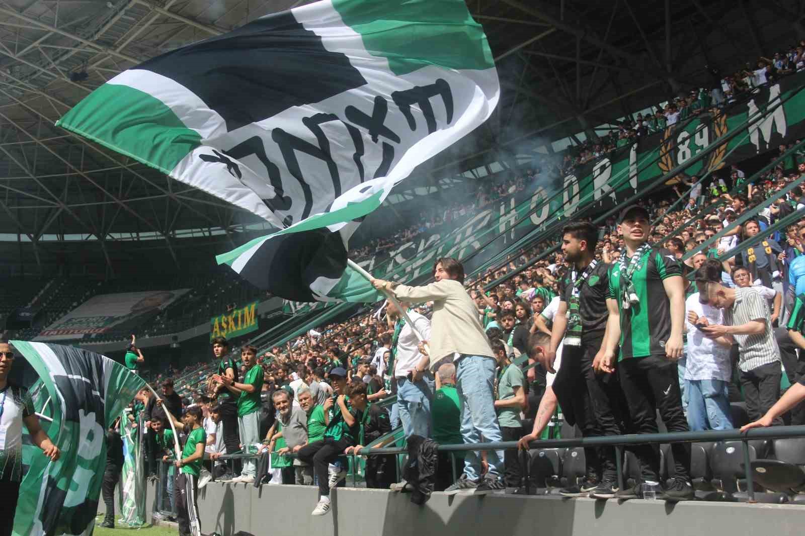 KOCAELİSPOR’UN MATEMATİKSEL OLARAK ŞAMPİYON OLDUĞU İÇ SAHA MAÇINDA BİNLERCE TARAFTARIN