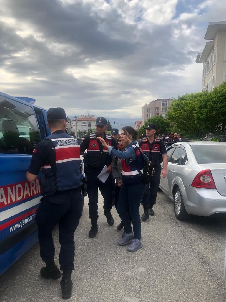 BURDUR’DA SABAH SAATLERİNDE TARTIŞTIĞI EŞİNİ AV TÜFEĞİ İLE ÖLDÜREN KADIN
