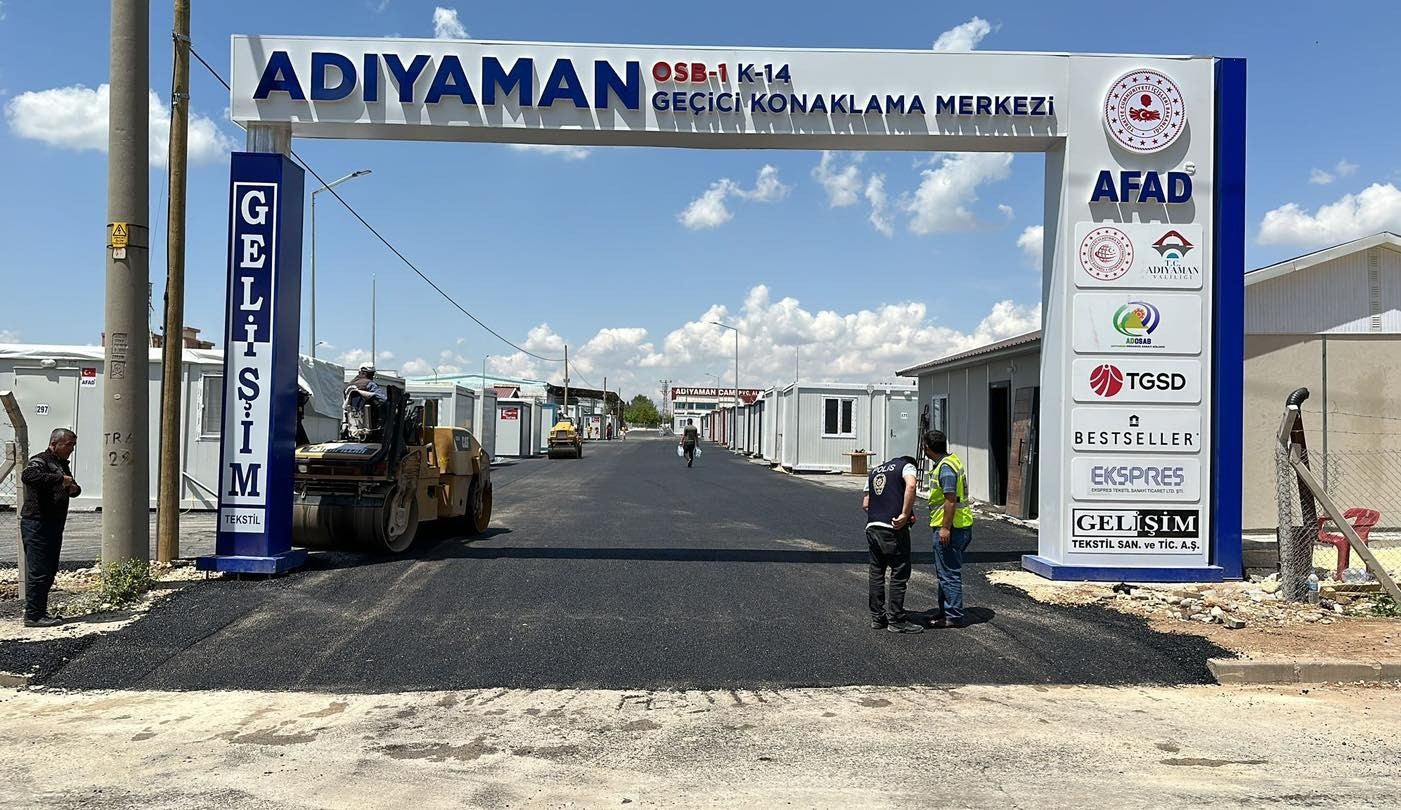 ADIYAMAN BELEDİYESİ, DEPREM SONRASI OLUŞTURULAN KONTEYNER KENTLERDE ASFALTLAMA ÇALIŞMALARINI YOĞUNLAŞTIRDI.