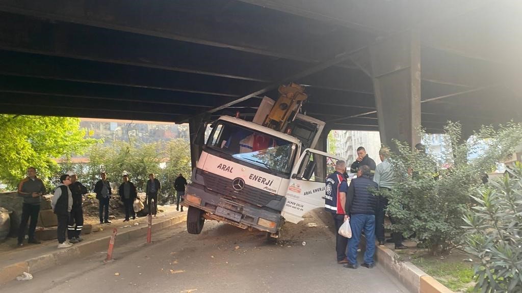ZONGULDAK’IN FEVKALİ KÖPRÜSÜ ALTINDA KONTEYNER YÜKLÜ TIR SIKIŞTI.