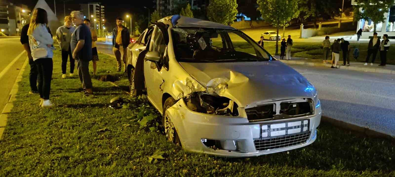 DENİZLİ’NİN PAMUKKALE İLÇESİNDE, KONTROLDEN ÇIKAN OTOMOBİLİN ORTA REFÜJDEKİ AYDINLATMA DİREĞİ