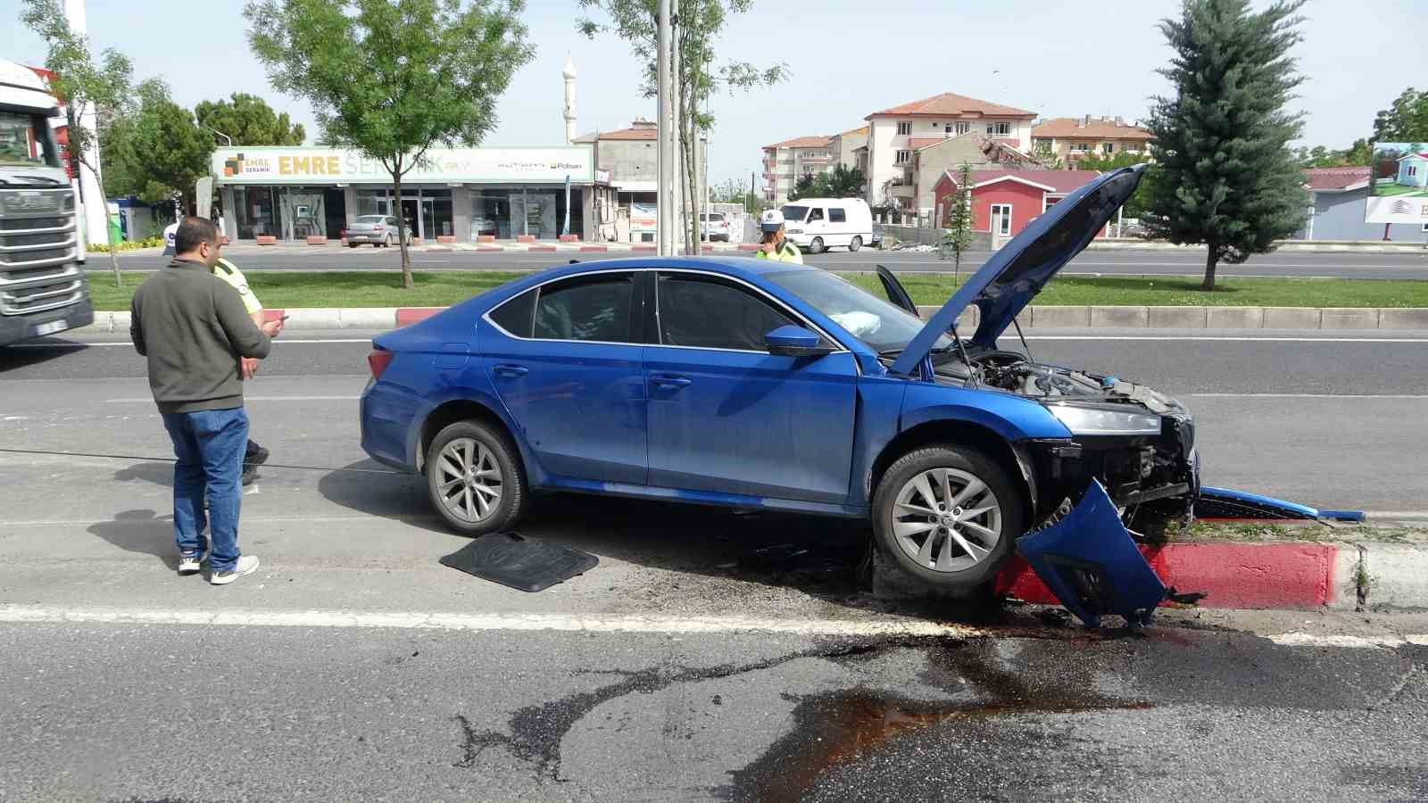 MALATYA’DA SÜRÜCÜNÜN KONTROLÜNDEN ÇIKAN OTOMOBİLİN REFÜJE ÇARPTIĞI KAZADA 1 KİŞİ