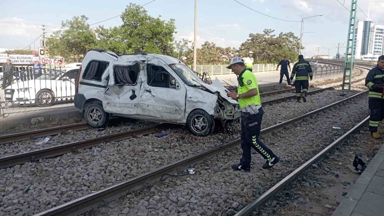 KONYA’DA SÜRÜCÜSÜNÜN DİREKSİYON HAKİMİYETİNDEN ÇIKAN HAFİF TİCARİ ARAÇ TRAMVAY YOLUNA