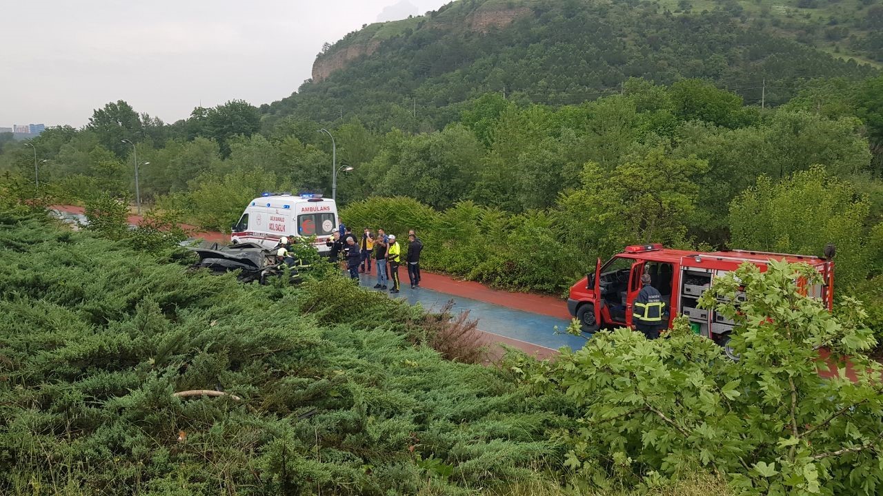 KARABÜK’TE SÜRÜCÜSÜNÜN KONTROLÜNDEN ÇIKAN CİP, DEMİR BARİYERİ KIRIP TAKLALAR ATARAK