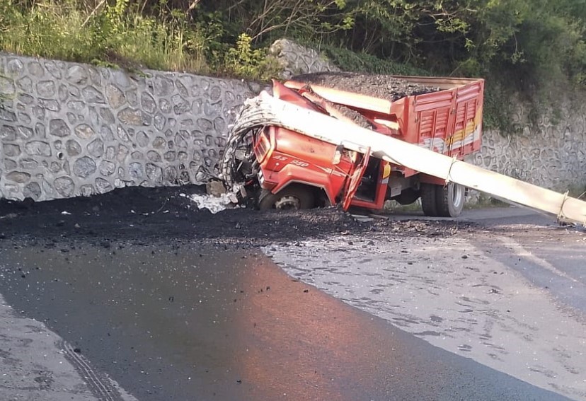 ZONGULDAK’TA DİLAVER MAHALLESİNDE KONTROLDEN ÇIKAN KAMYONET BETON ELEKTRİK DİREĞİNE ÇARPTI.