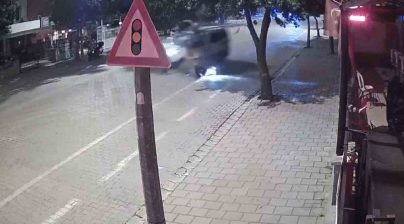 MUĞLA'NIN FETHİYE İLÇESİNDE KONTROLDEN ÇIKAN KAMYONET, SEYİR HALİNDEKİ MOTOSİKLETE ÇARPMASI