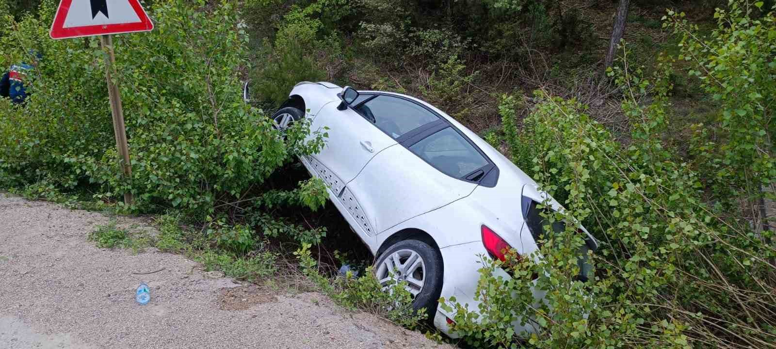 KARABÜK’ÜN SAFRANBOLU İLÇESİNDE SÜRÜCÜSÜNÜN KONTROLÜNDEN ÇIKAN OTOMOBİLİN AĞACA ÇARPMASI SONUCU