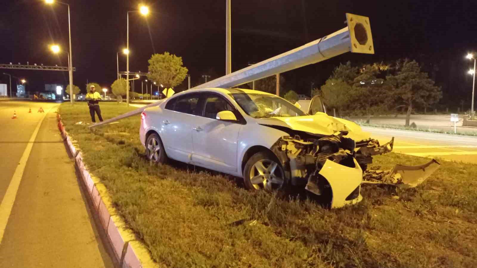 SİVAS’TA SÜRÜCÜSÜNÜN KONTROLÜNDEN ÇIKAN OTOMOBİL AYDINLATMA DİREĞİNE ÇARPTI. DEVRİLEN AYDINLATMA