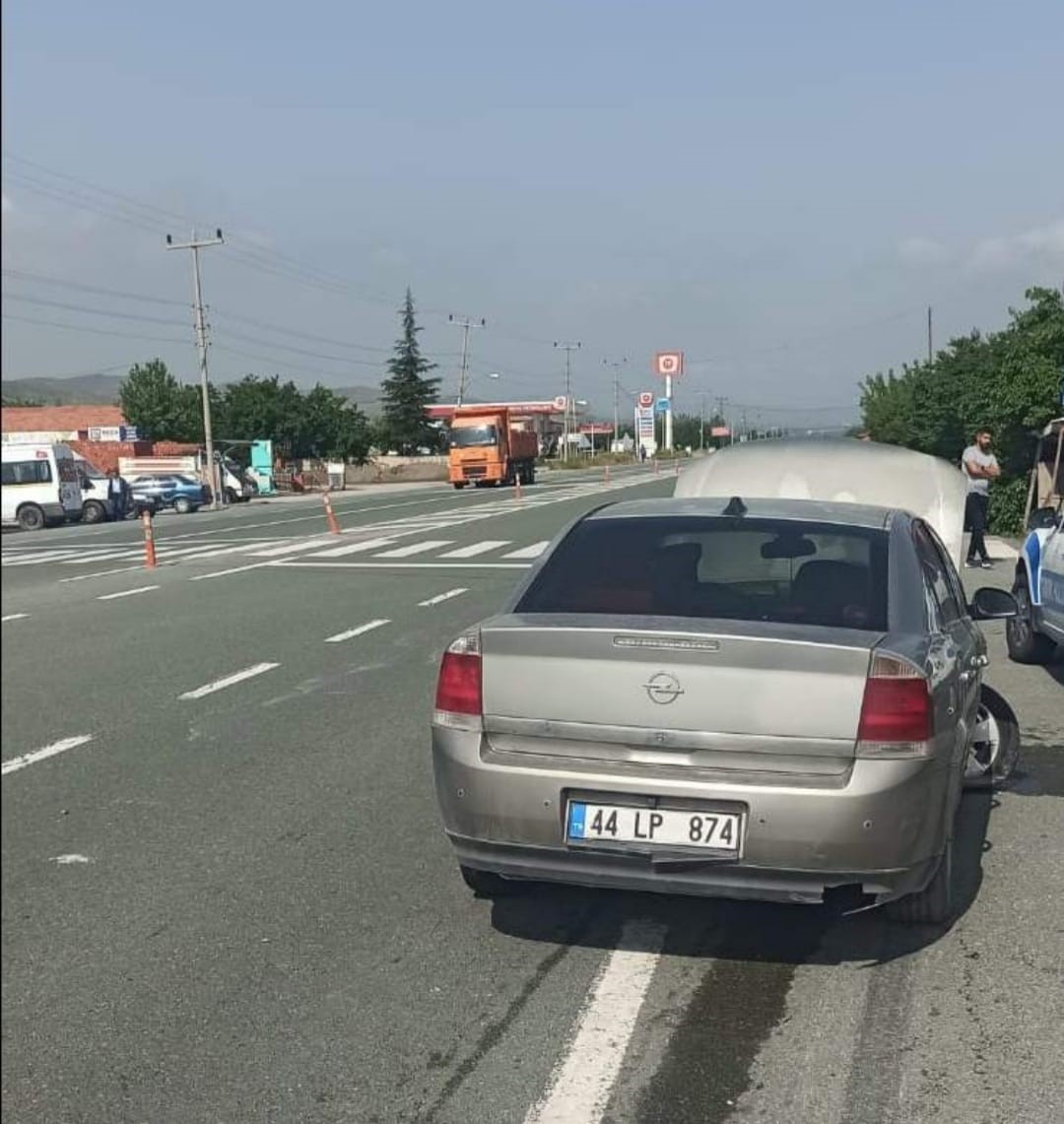 KONTROLDEN ÇIKAN OTOMOBİL BARİYERLERE ÇARPTI: 3 YARALI