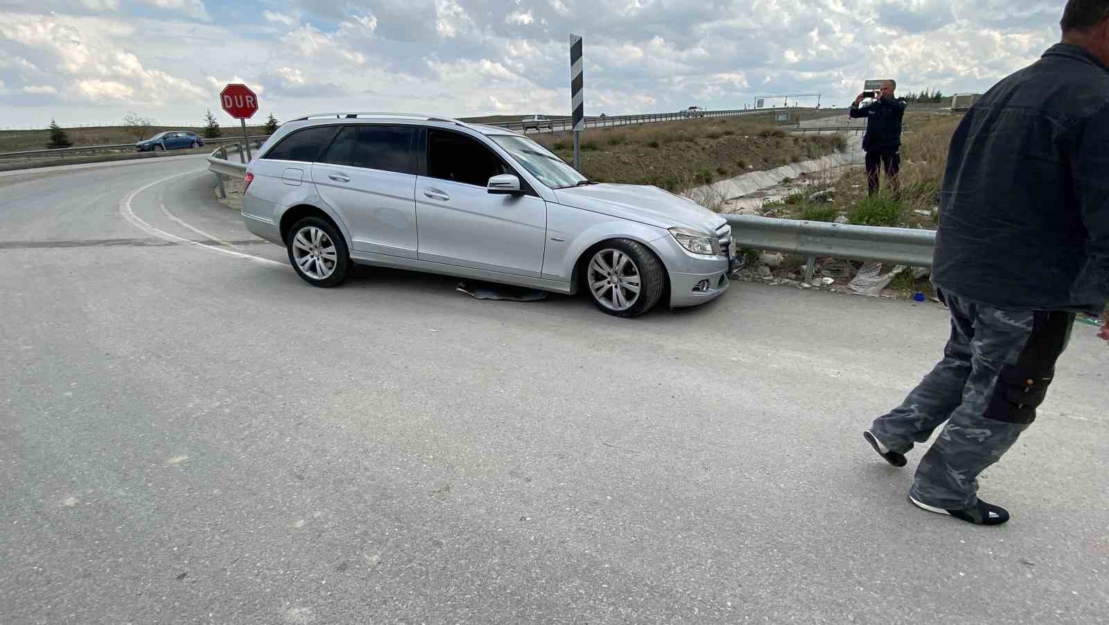 KONYA’NIN KULU İLÇESİNDE VİRAJI ALAMAYAN OTOMOBİL DEMİR BARİYERLERE ÇARPARAK DURABİLDİ.