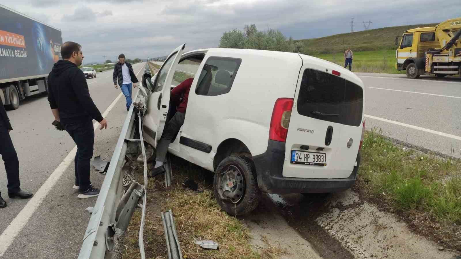ÇORUM’UN SUNGURLU İLÇESİNDE KONTROLDEN ÇIKAN OTOMOBİL BARİYERLERE ÇARPARKEN SÜRÜCÜ YARALANDI.
