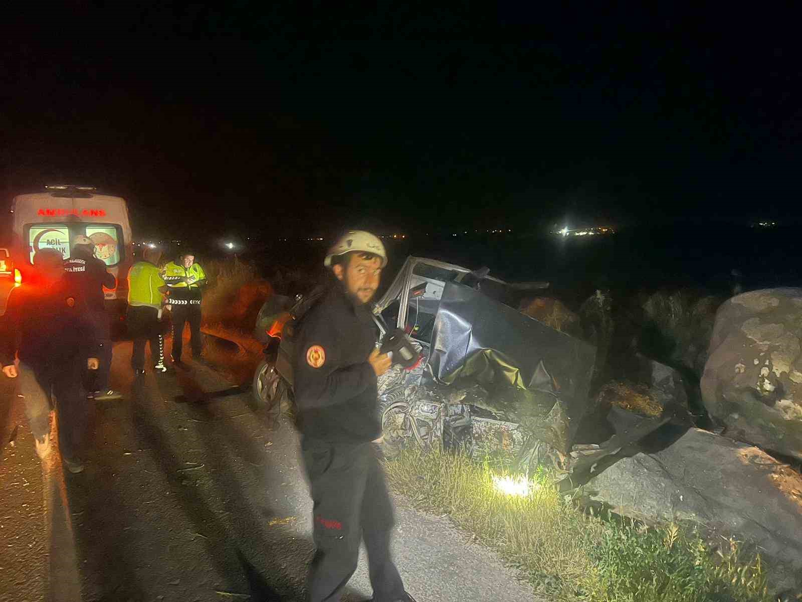ŞANLIURFA’DA KONTROLDEN ÇIKAN OTOMOBİLİN YOL KENARINDAKİ DEV KAYAYA ÇARPMASI SONUCU