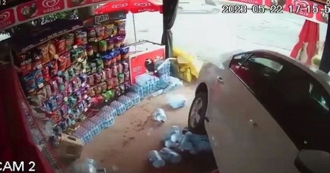 SAKARYA’NIN HENDEK İLÇESİNDE SÜRÜCÜSÜNÜN KONTROLÜNDEN ÇIKAN OTOMOBİL MARKETE DALDI. GÜVENLİK