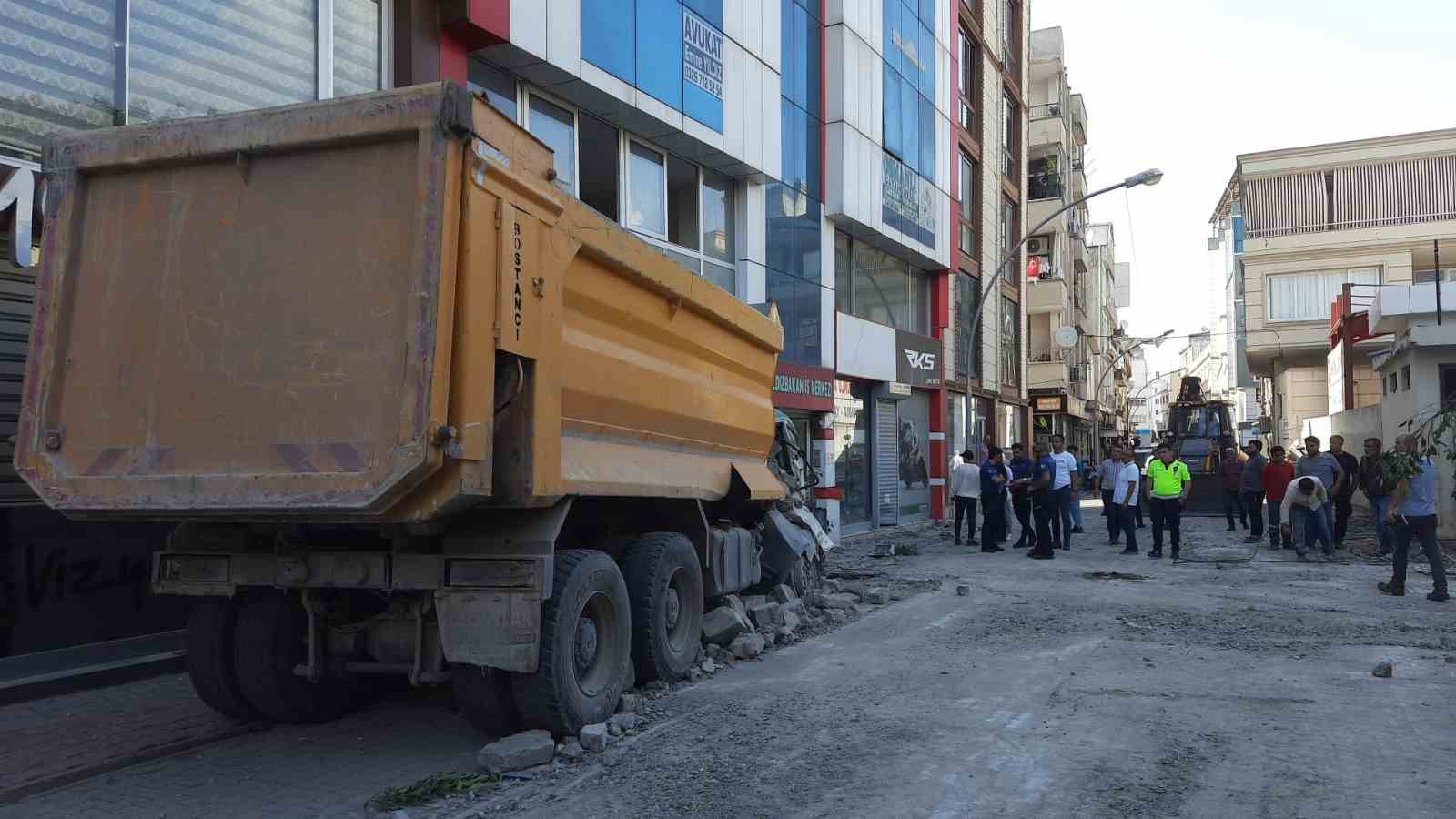 HATAY'IN DÖRTYOL İLÇESİNDE DEPREMDE HASAR ALAN BİR CAMİNİN MİNARESİ KONTROLLÜ
