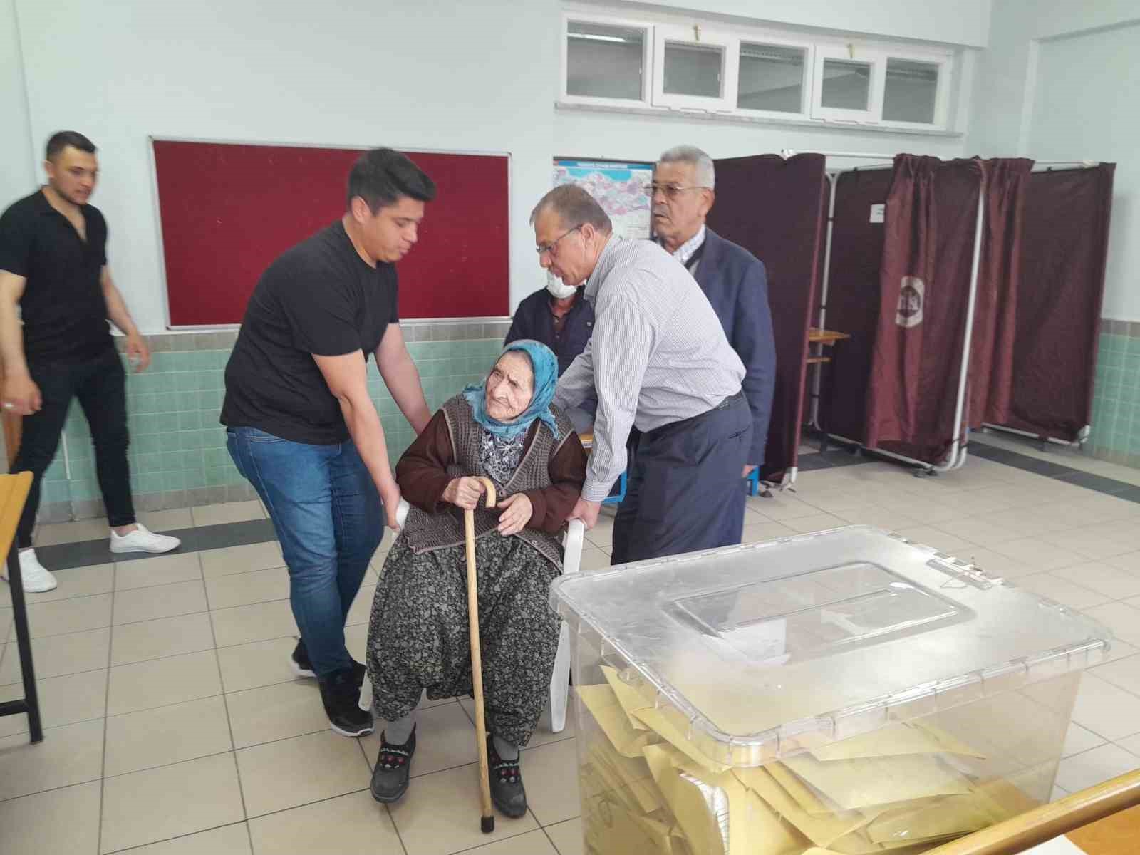 KONYA’NIN KARAPINAR İLÇESİNDE 99 YAŞINDAKİ ZAHİDE BALIKÇI, ARABAYLA GETİRİLDİĞİ OKULDA