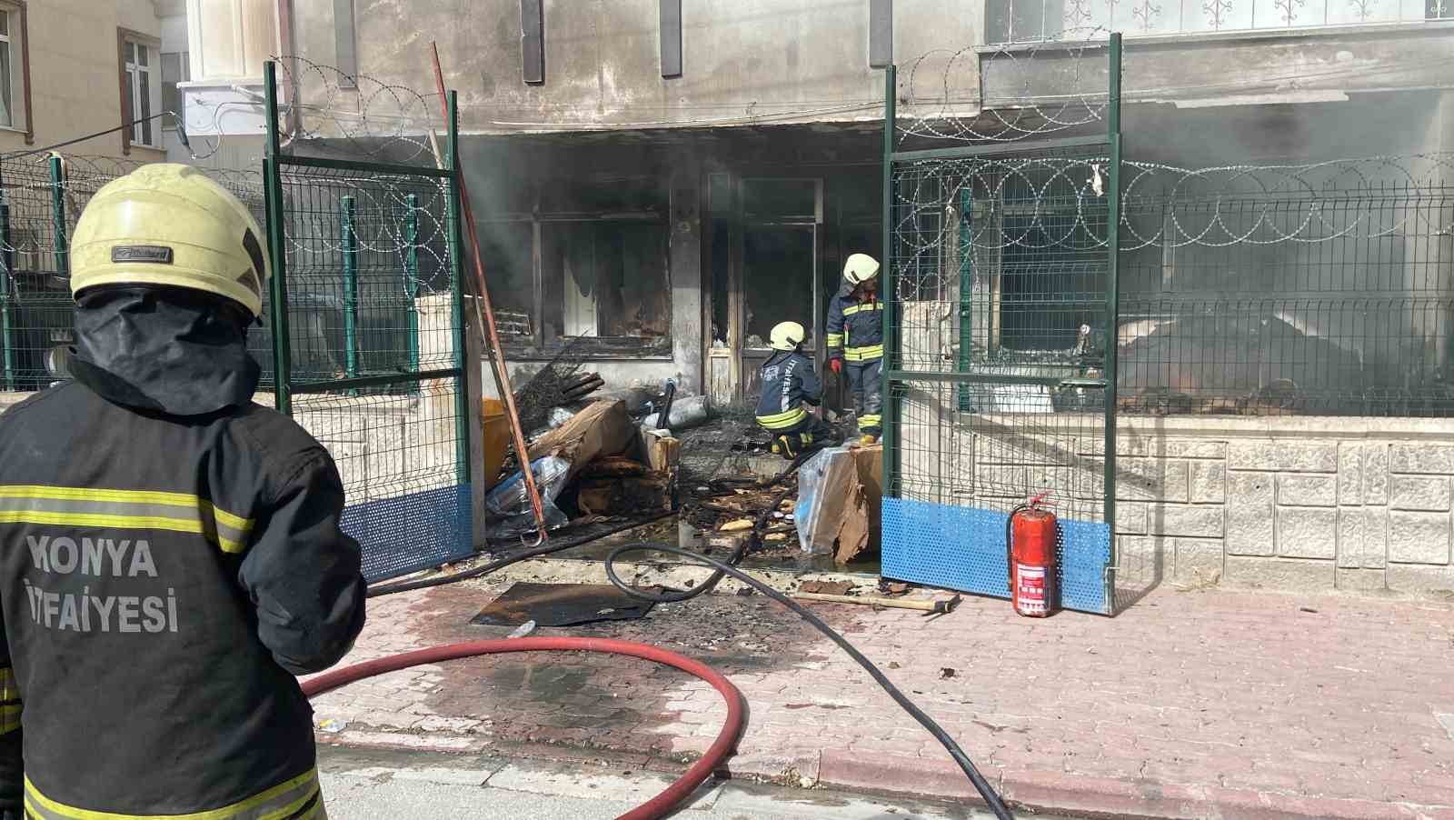 KONYA’DA YATAK VE BAZALARIN BULUNDUĞU DEPODA ÇIKAN YANGIN İTFAİYE EKİPLERİ