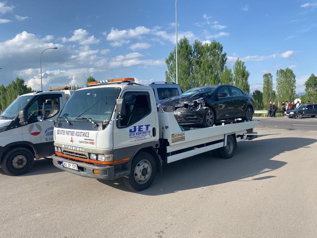 KONYA'NIN SEYDİŞEHİR İLÇESİNDE 2 OTOMOBİLİN ÇARPIŞMASI SONUCU MEYDANA GELEN TRAFİK