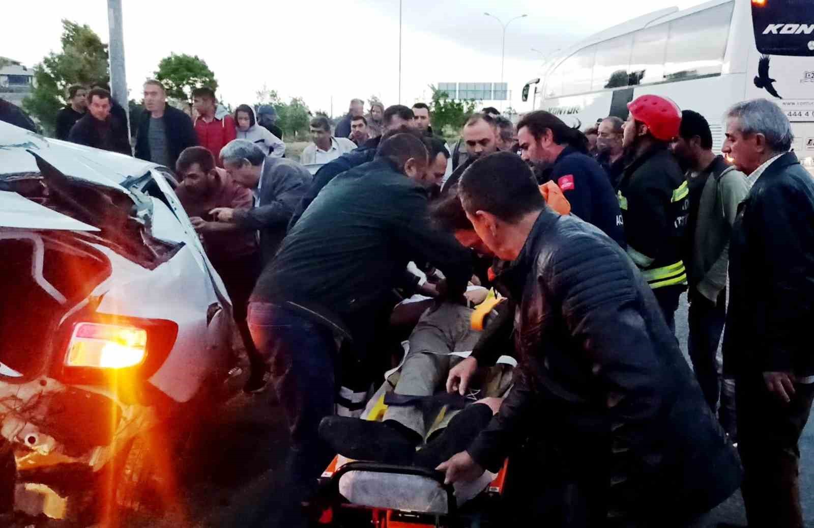 KONYA'NIN SEYDİŞEHİR İLÇESİNDE MEYDANA GELEN TRAFİK KAZASINDA İKİ OTOMOBİLİN ÇARPIŞMASI
