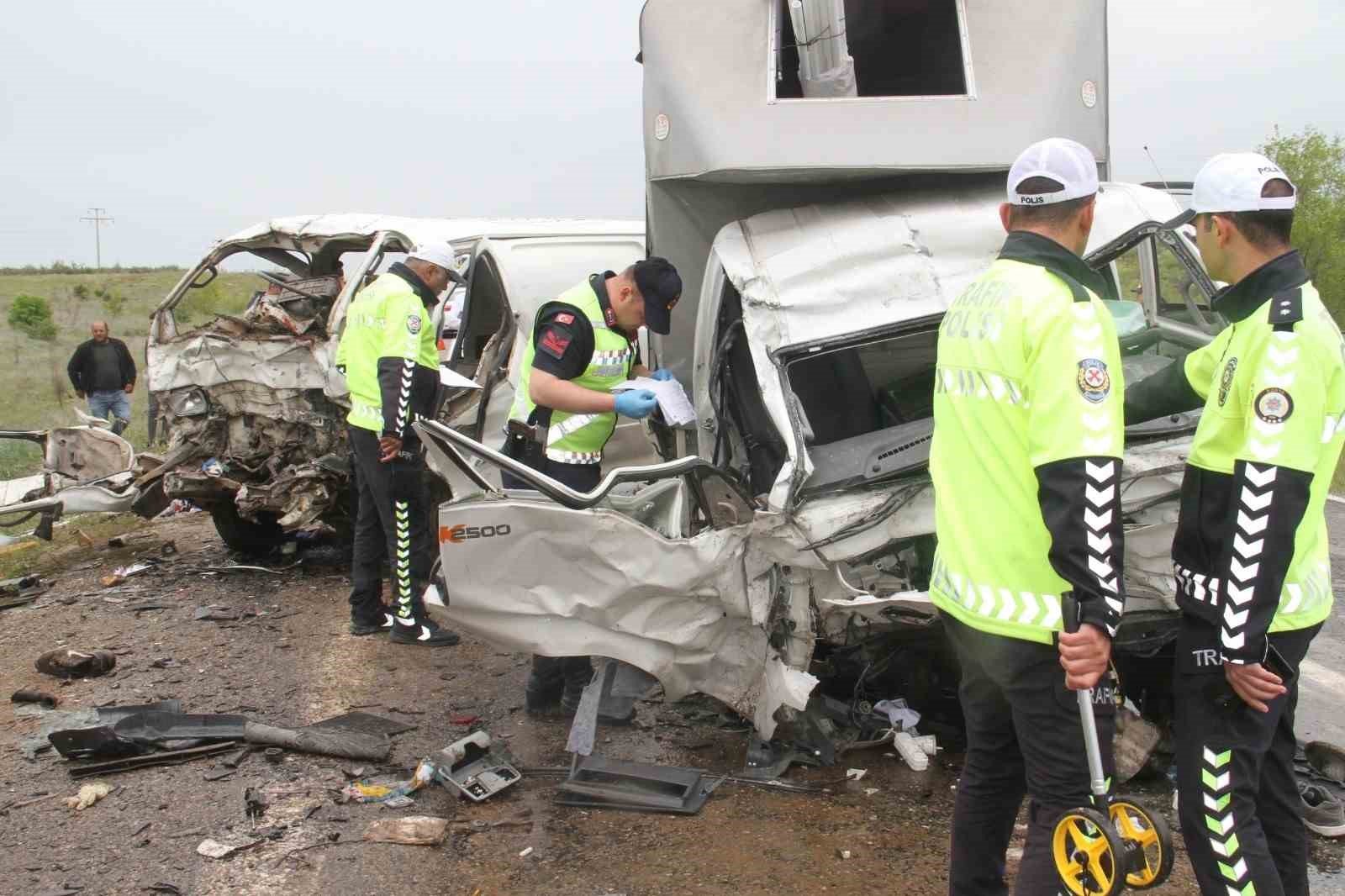 KONYA’NIN BEYŞEHİR İLÇESİNDE, KAMYONETLE MİNİBÜSÜN ÇARPIŞMASI SONUCU 2 KİŞİ HAYATINI