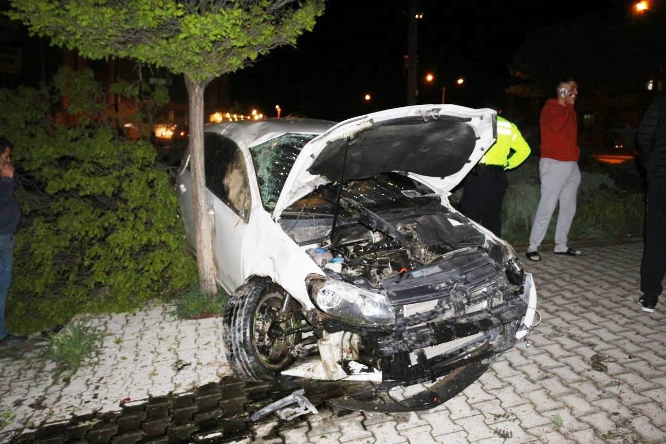 KONYA’NIN KULU İLÇESİNDE DİREKSİYON HAKİMİYETİNİ KAYBETMESİ OTOMOBİL SÜRÜCÜSÜ İLK YOLDA